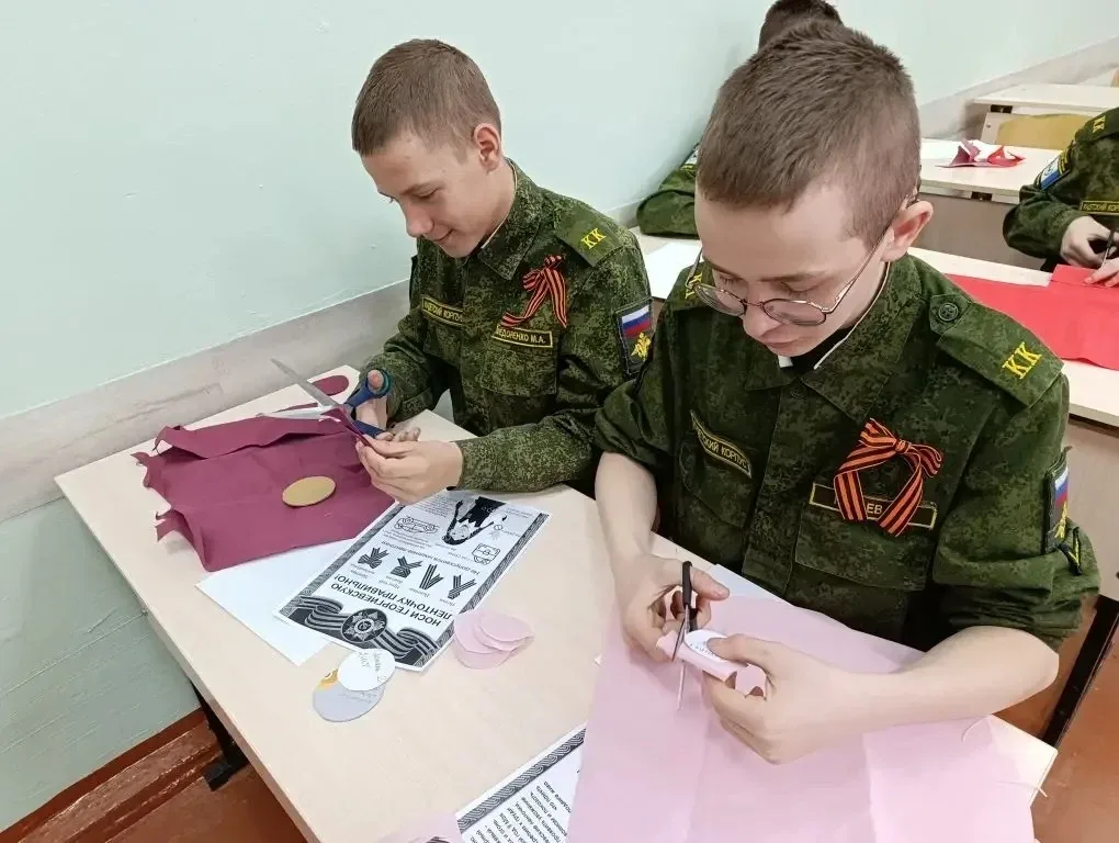 Мастер-класс по изготовлению броши с георгиевской лентой прошел в Иркутском кадетском корпусе  В под