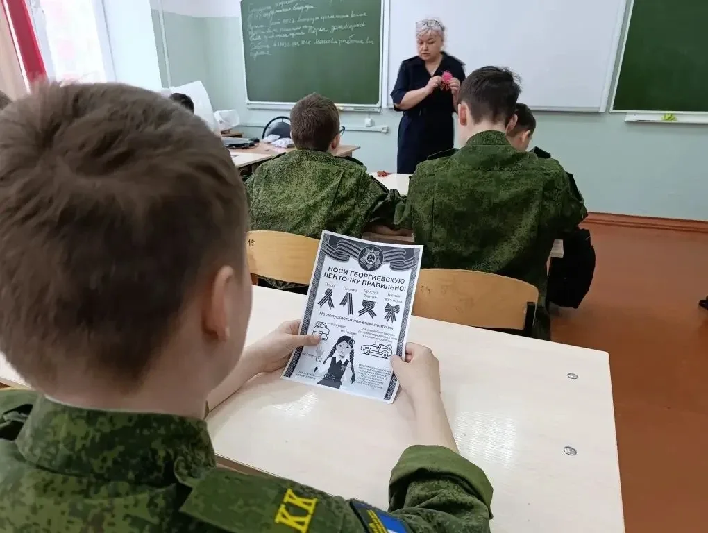 Мастер-класс по изготовлению броши с георгиевской лентой прошел в Иркутском кадетском корпусе  В под