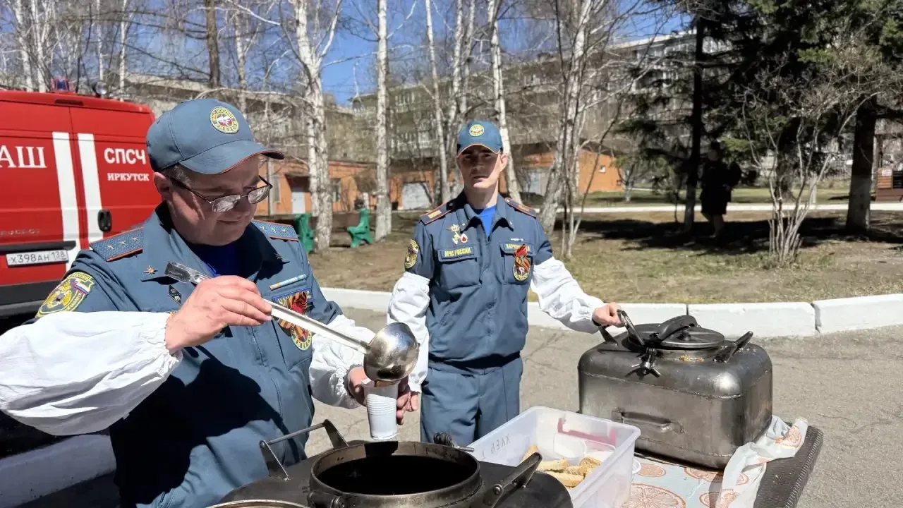 В Иркутске офицеры СК организовали полевую кухню для постояльцев интерната престарелых и инвалидов к