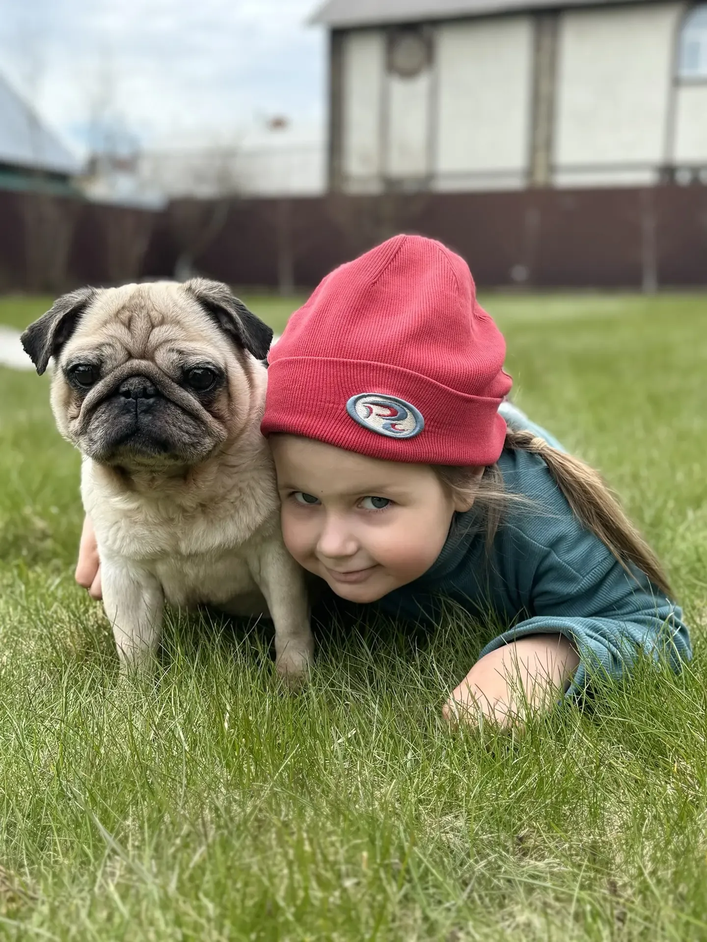 Мои дети растут с животными🐈🐕  У нас дома живет мопс Эмми, ей почти 10 лет. А еще кот Сиджей, ему ск