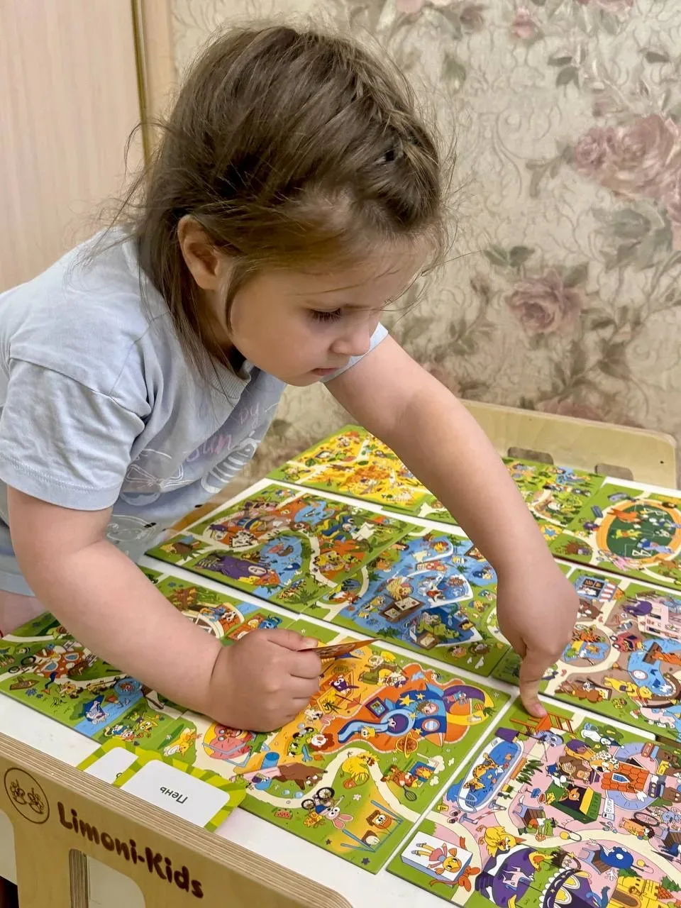 Уже неделю играем с Варей в эту настолку😍  Игра называется «Где слон?». В основе игры — идея обучить