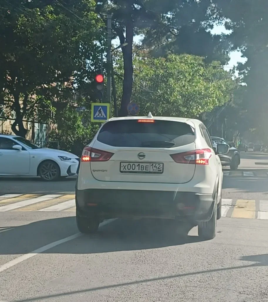 В Анапу пришло лето, а вместе с ним и отдыхающие которые совсем не знают правил дорожного движения..