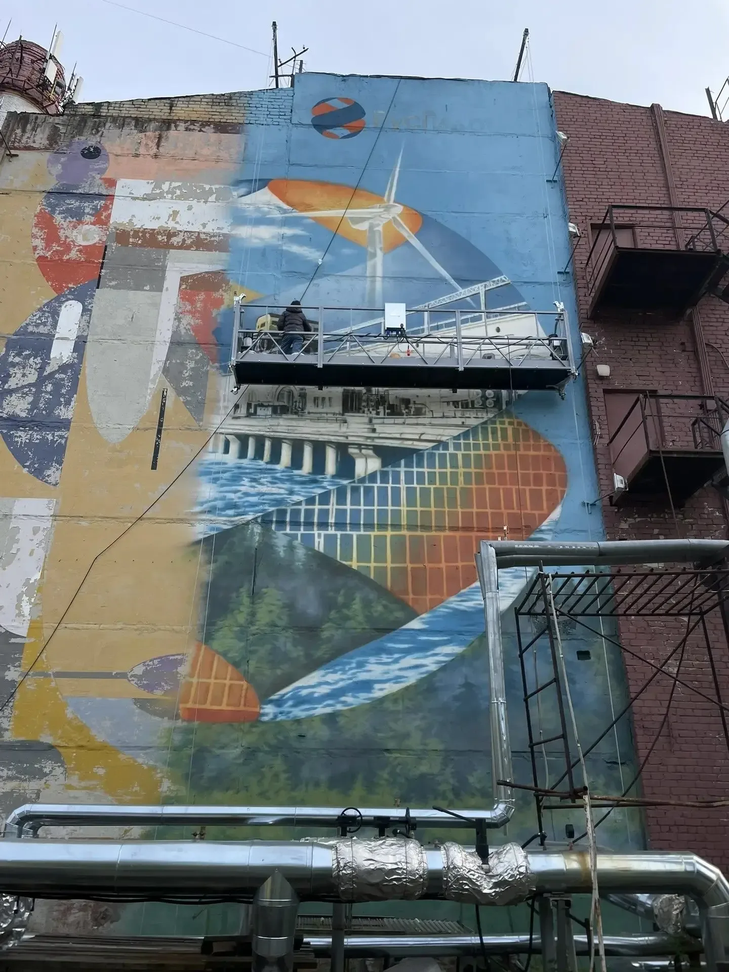 🖼️В Нижнем Новгороде на фасаде здания, примыкающего к Бугров Бизнес Парку, создали мурал с изображен
