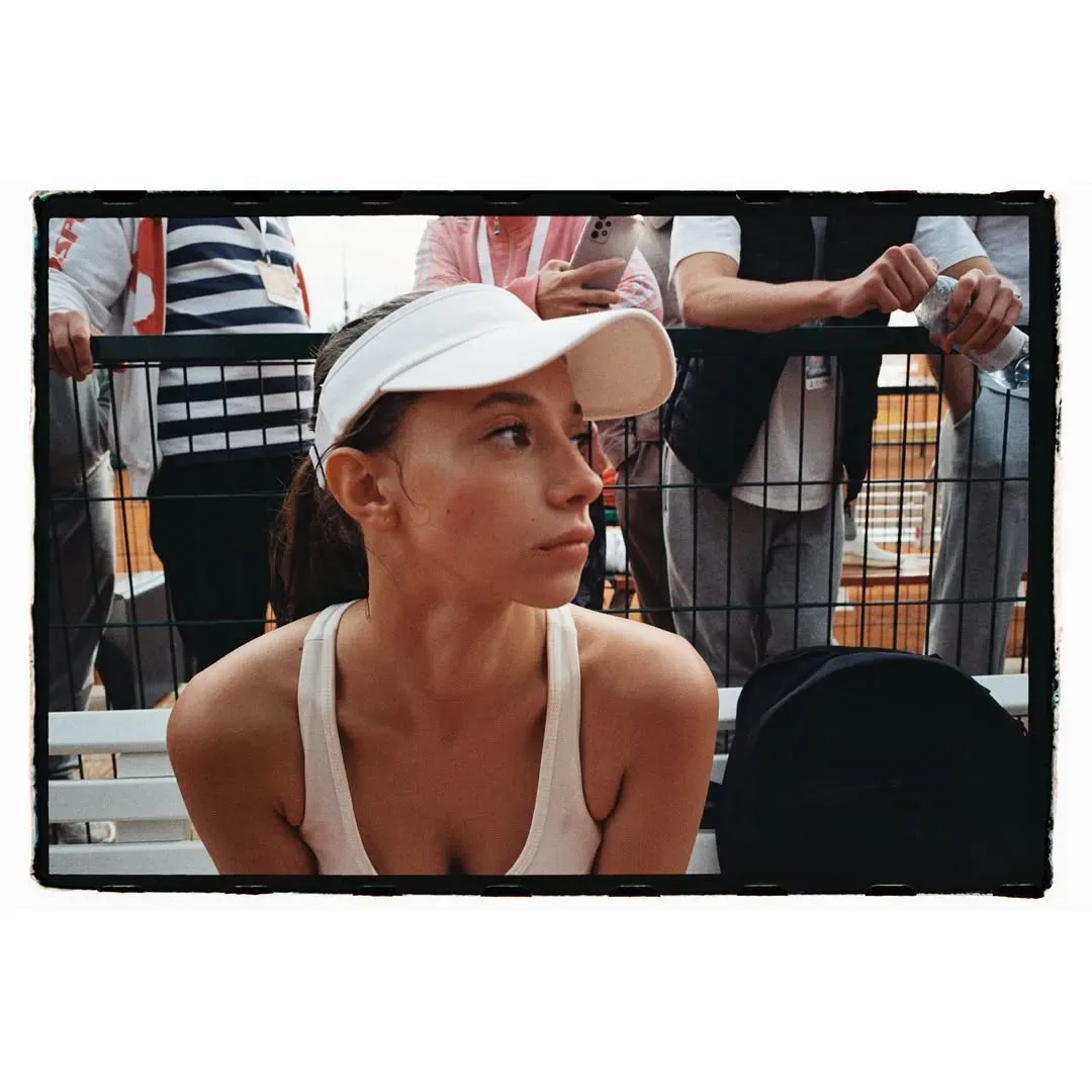 Плёночное закулисье со съёмок «Первой ракетки» 🎾   Данила Козловский, Полина Гухман и Лиза Шакира — 