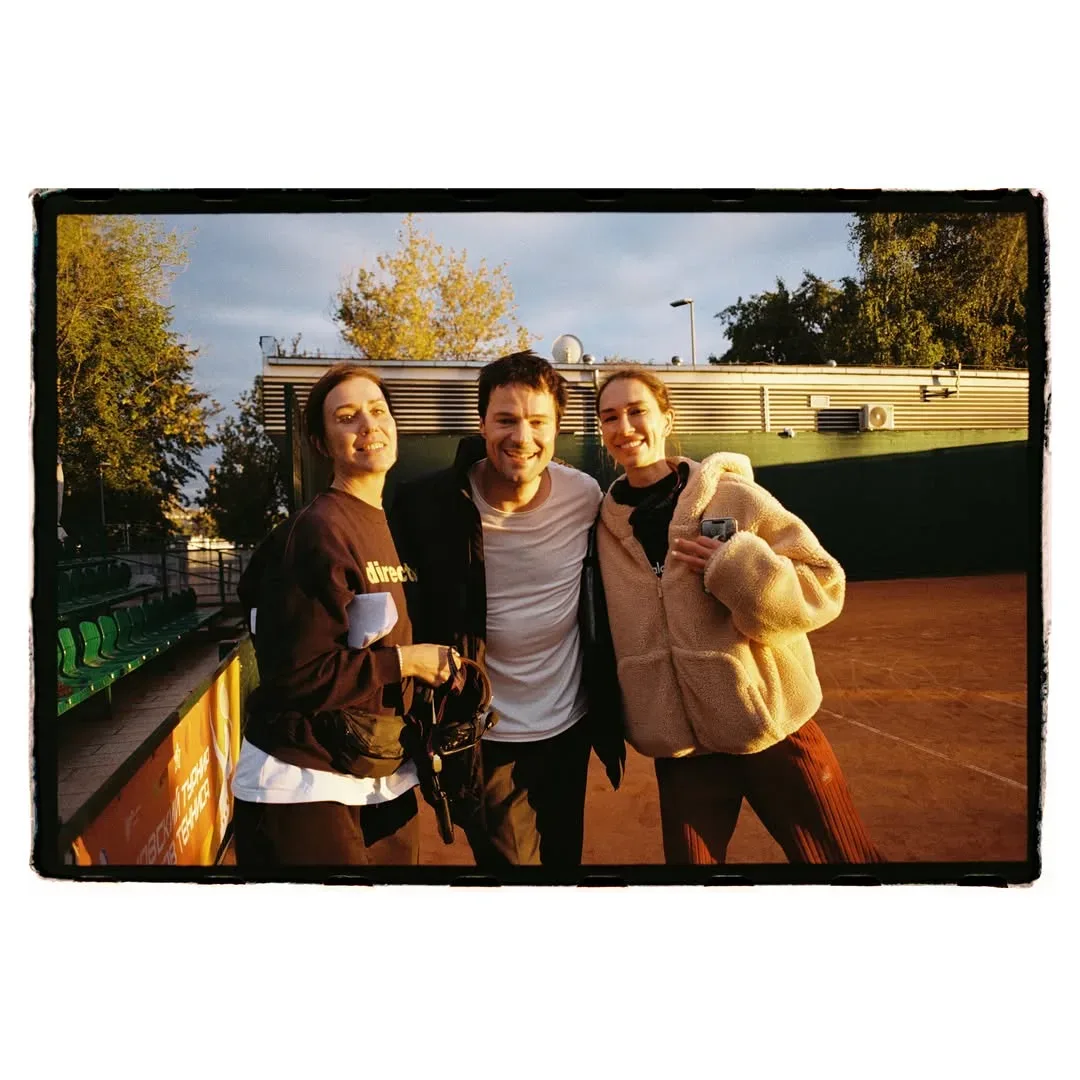 Плёночное закулисье со съёмок «Первой ракетки» 🎾   Данила Козловский, Полина Гухман и Лиза Шакира — 