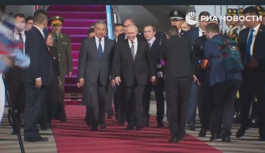 Путина в Пекине встречает глава МИД КНР Ван И