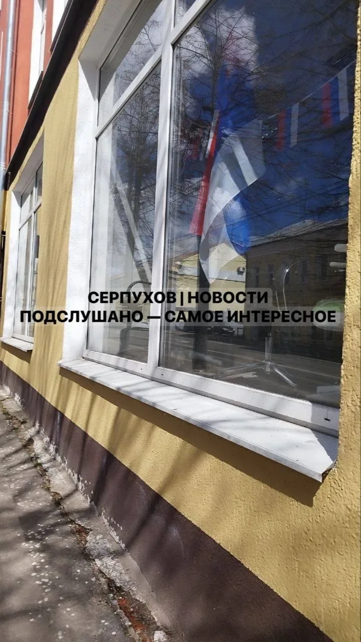 «Вдруг кирпич на голову упадёт» в Серпухове перестаёт быть фигурой речи  На улице Аристова у дома №1