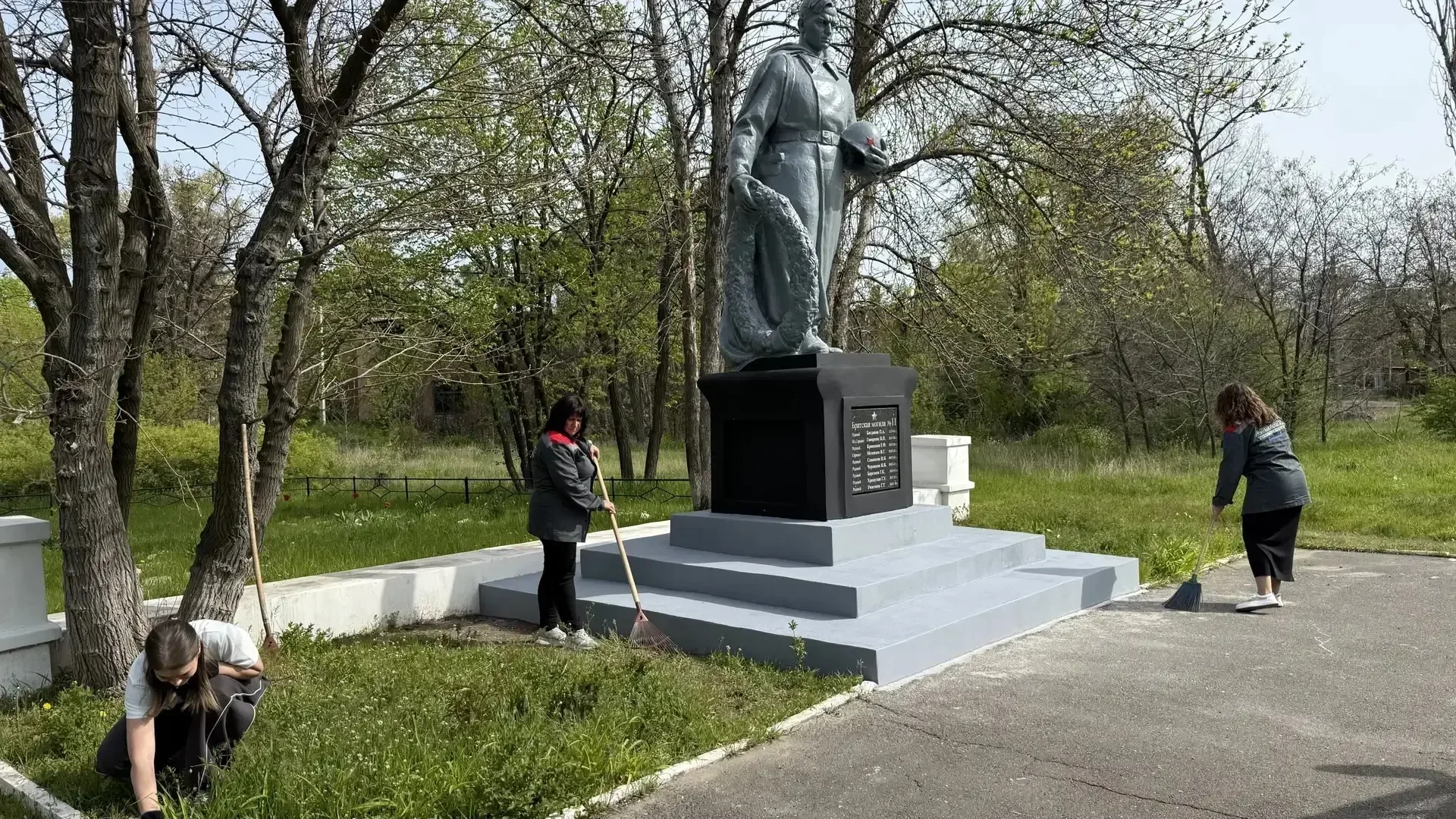 🌿 "ПАМЯТЬ, СОГРЕТАЯ СЕРДЦАМИ": СОТРУДНИКИ ФИЛИАЛА "СНЕЖНОЕТЕПЛОСЕТЬ" БЛАГОУСТРОИЛИ  БРАТСКУЮ МОГИЛУ 