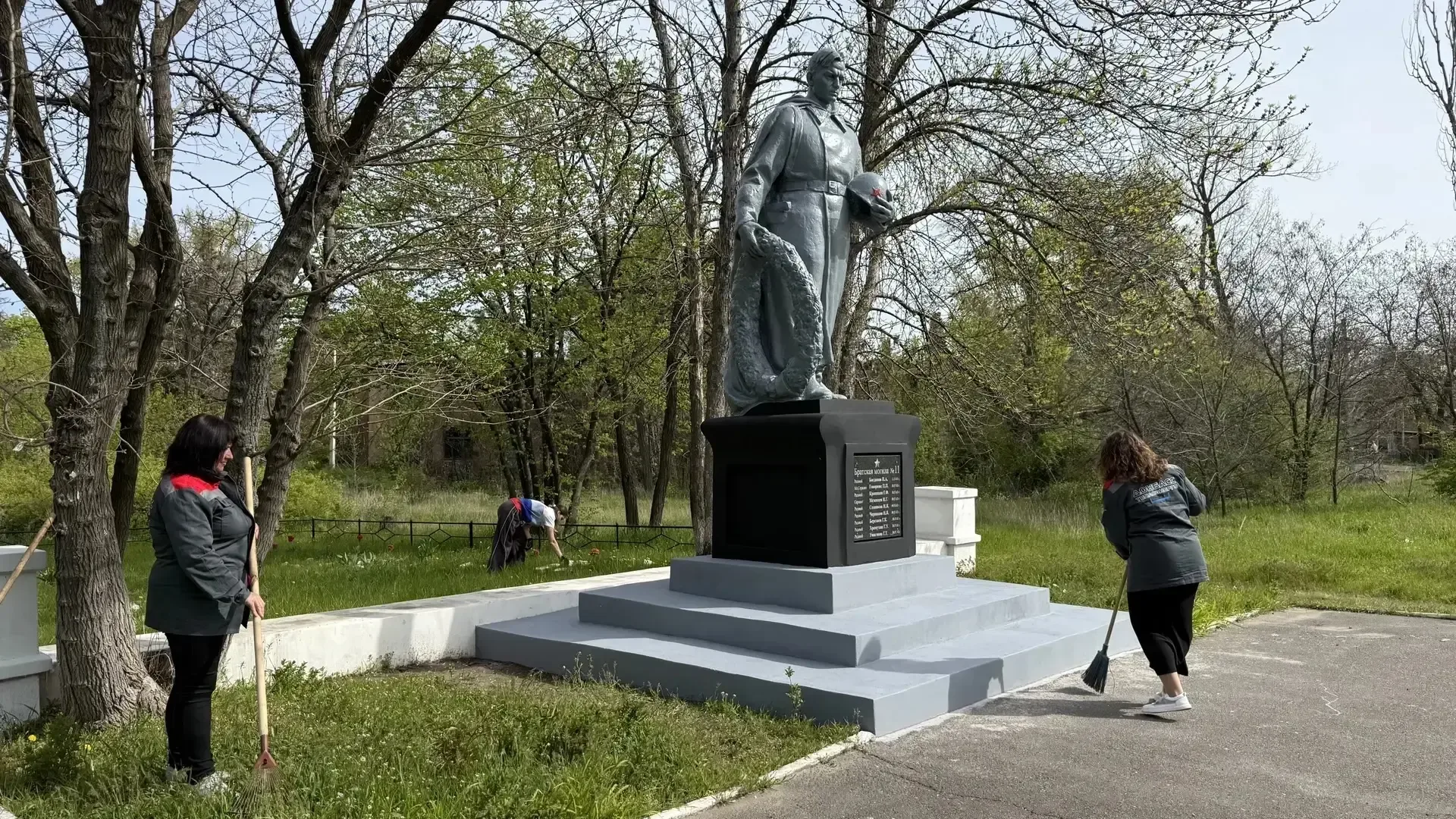 🌿 "ПАМЯТЬ, СОГРЕТАЯ СЕРДЦАМИ": СОТРУДНИКИ ФИЛИАЛА "СНЕЖНОЕТЕПЛОСЕТЬ" БЛАГОУСТРОИЛИ  БРАТСКУЮ МОГИЛУ 
