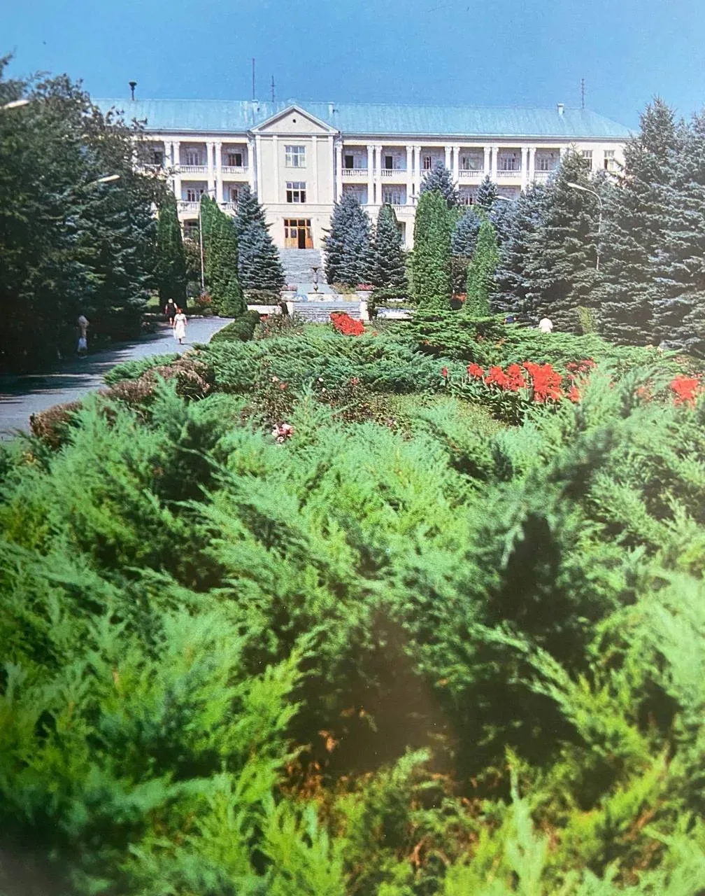 Фото Нальчика 70-90-х годов поделилось Общество коллекционеров КБР:  • универмаг «Нальчик» (угол пр.