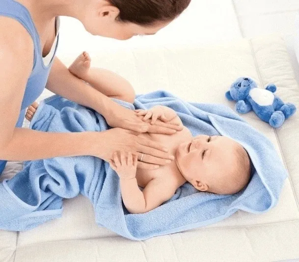 Уход за новорожденным 👶🏻   Почему он просыпается каждые два часа? Нормально ли, что он чихает? И пра
