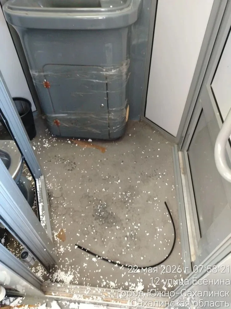 В сквере Есенина зафиксирован случай порчи городского имущества  Разгромившие помещение общественног