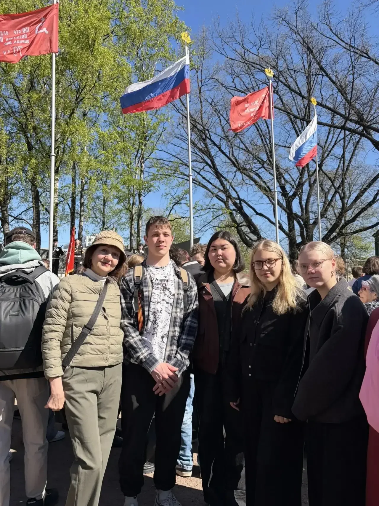 Помним и благодарим 🎗️  8 мая в сквере у Балтийского вокзала прошло торжественное возложение цветов 