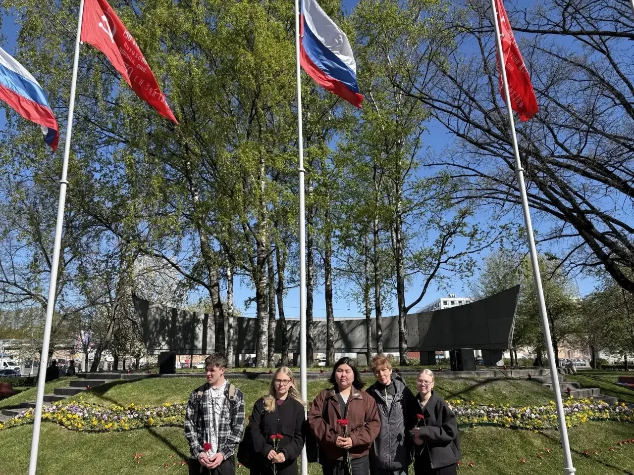 Помним и благодарим 🎗️  8 мая в сквере у Балтийского вокзала прошло торжественное возложение цветов 