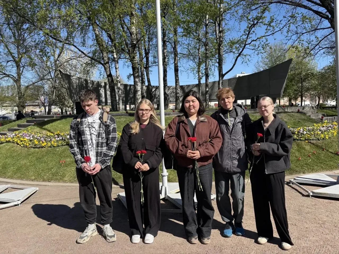 Помним и благодарим 🎗️  8 мая в сквере у Балтийского вокзала прошло торжественное возложение цветов 