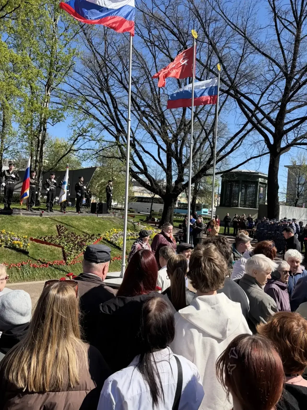 Помним и благодарим 🎗️  8 мая в сквере у Балтийского вокзала прошло торжественное возложение цветов 