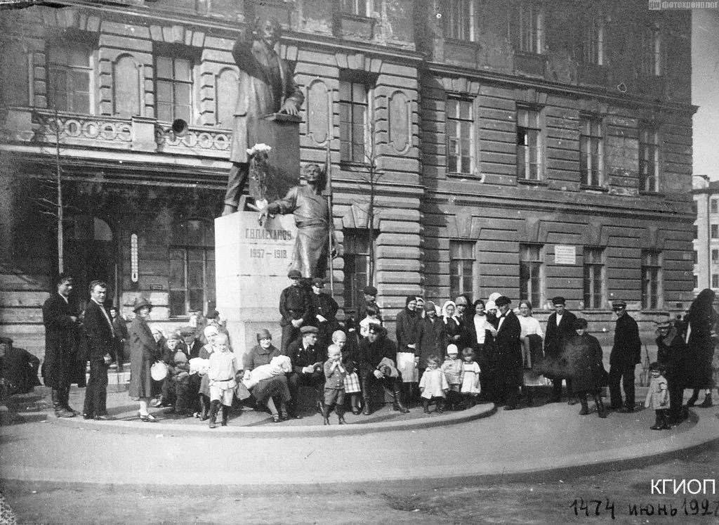Ровно 101 год назад Технологический институт впервые увидел Г.В. Плеханова в бронзе 👀  3 мая 1925 го