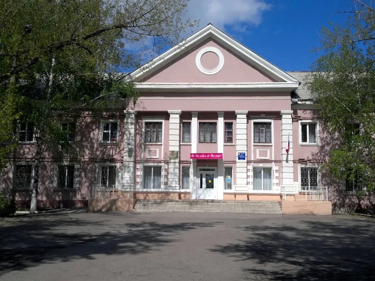 В Шахтах с понижением цены заключили контракт на капитальный ремонт фасада здания училища №36. Оно р