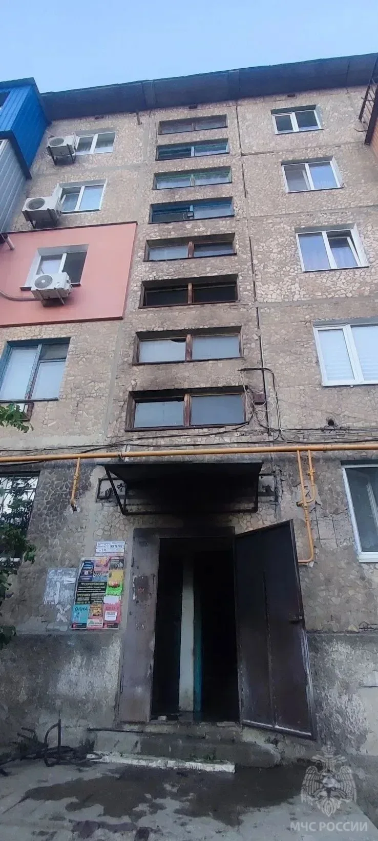 В Антраците на пожаре спасли 20-летнюю девушку  Огонь вспыхнул в тамбуре подъезда многоквартирного д
