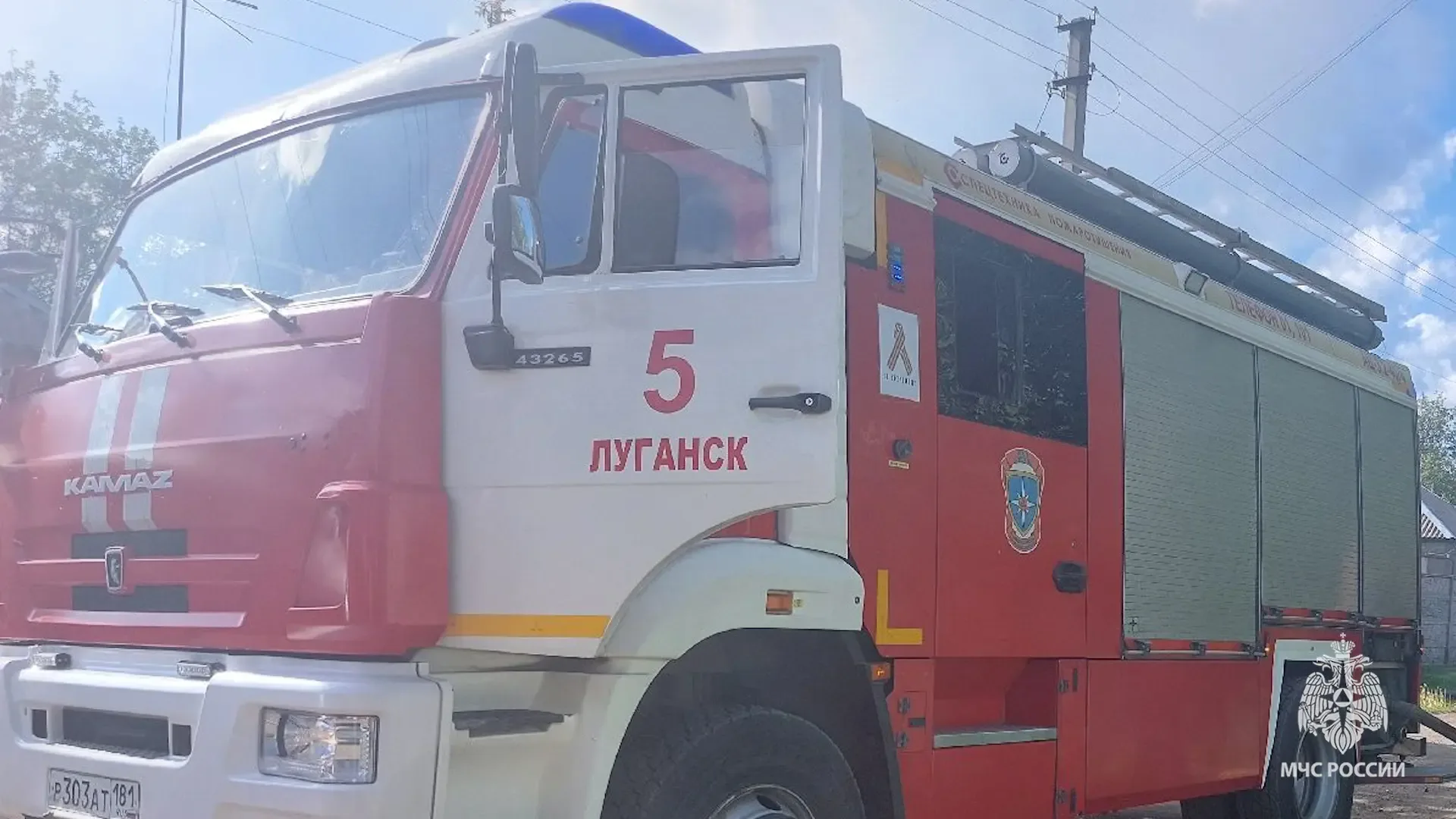 Спасатели МЧС России работают на пожаре в селе Роскошное  В 16:25 на линию 101 Луганска поступил выз