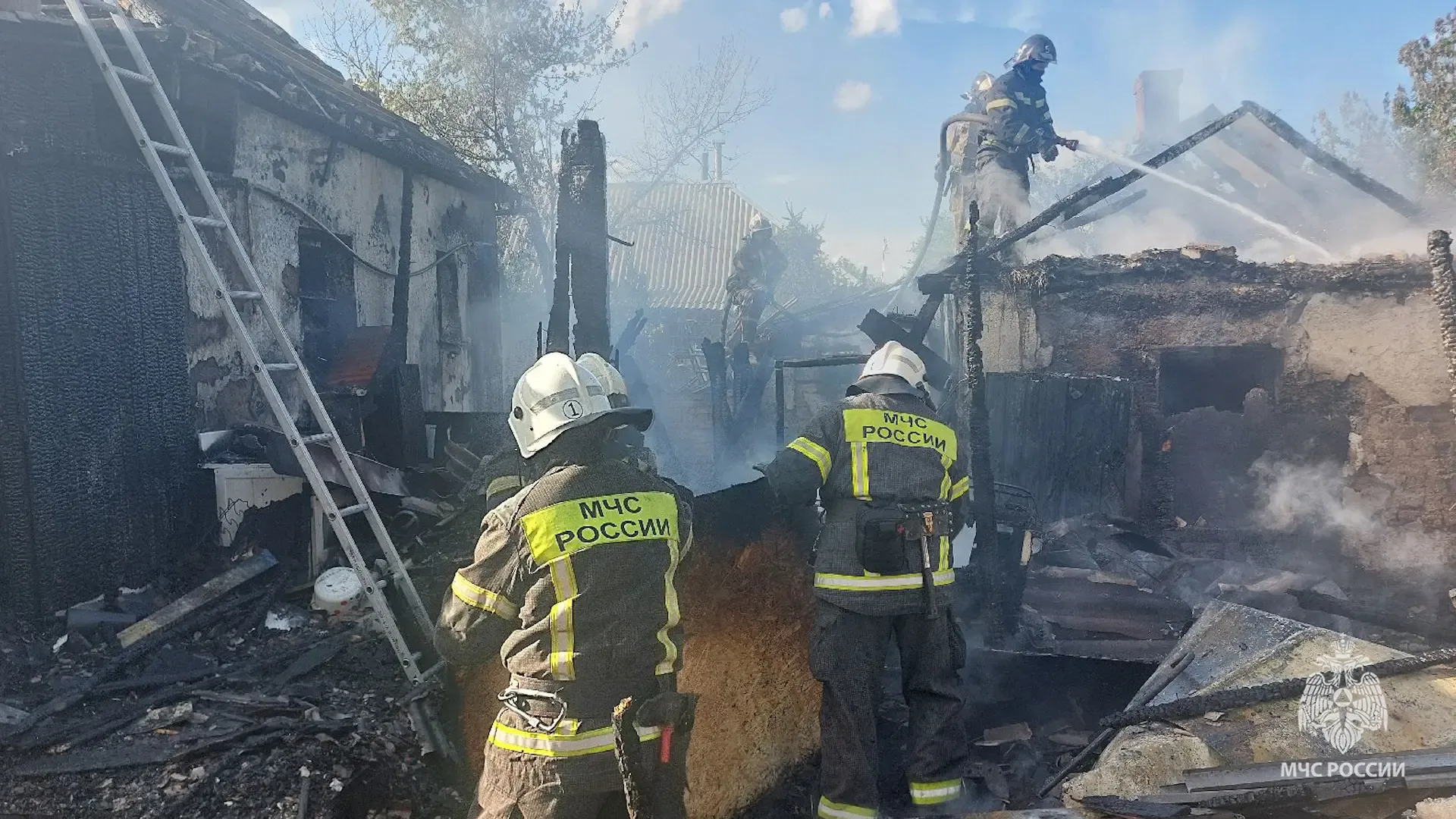 Спасатели МЧС России работают на пожаре в селе Роскошное  В 16:25 на линию 101 Луганска поступил выз