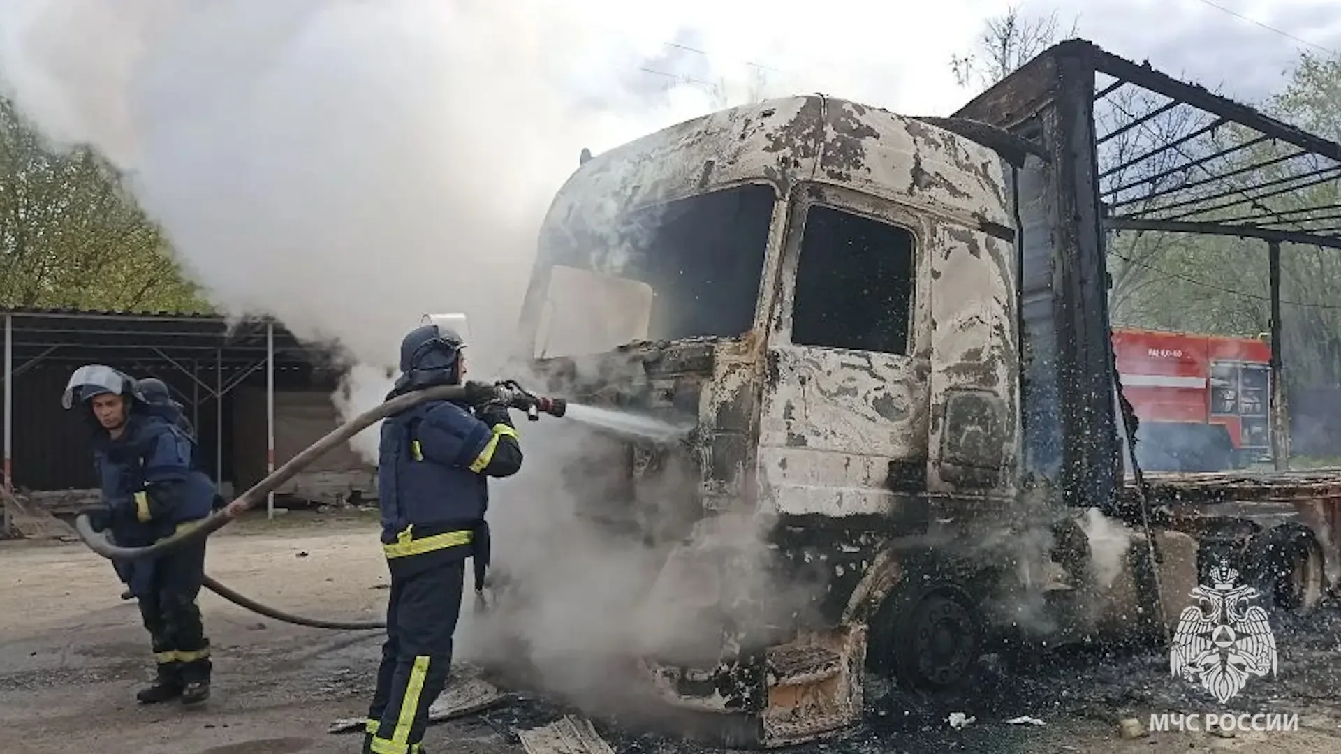 Спасатели МЧС России ликвидировали крупный пожар в Рубежном  В результате атаки БПЛА возникло возгор