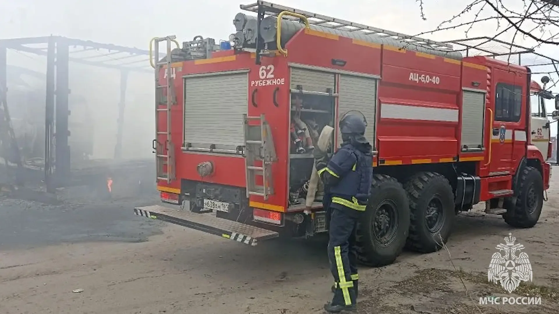 Спасатели МЧС России ликвидировали крупный пожар в Рубежном  В результате атаки БПЛА возникло возгор