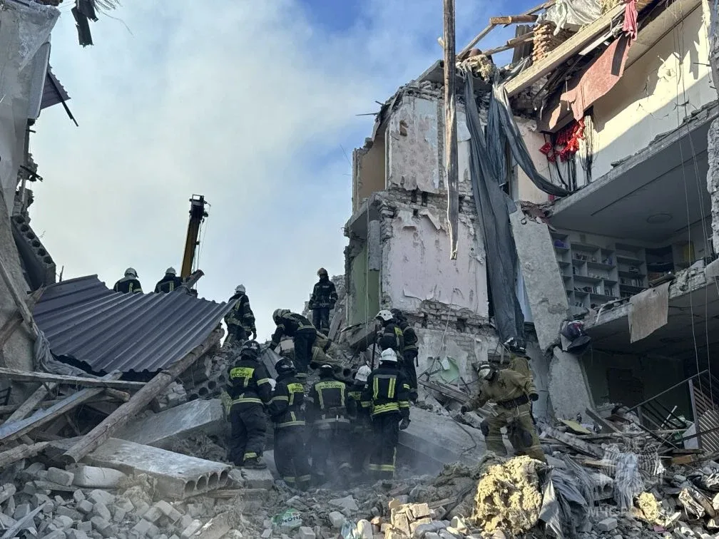 Фото и видео с места работы спасателей МЧС России в Старобельске  Подписывайся на МЧС России в MAX| 