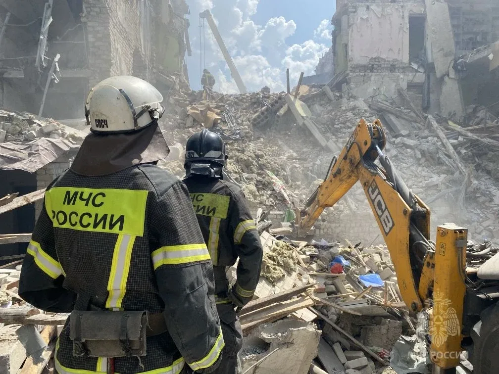 Фото и видео с места работы спасателей МЧС России в Старобельске  Подписывайся на МЧС России в MAX| 