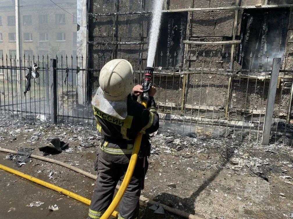 Фото и видео с места работы спасателей МЧС России в Старобельске  Подписывайся на МЧС России в MAX| 