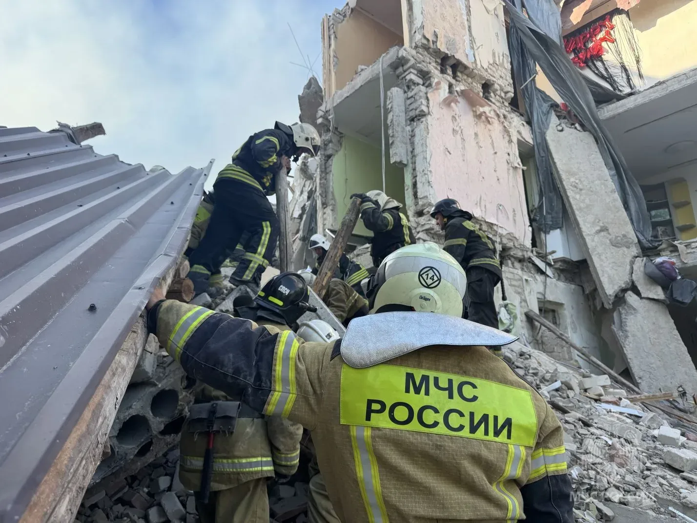 Фото и видео с места работы спасателей МЧС России в Старобельске  Подписывайся на МЧС России в MAX| 
