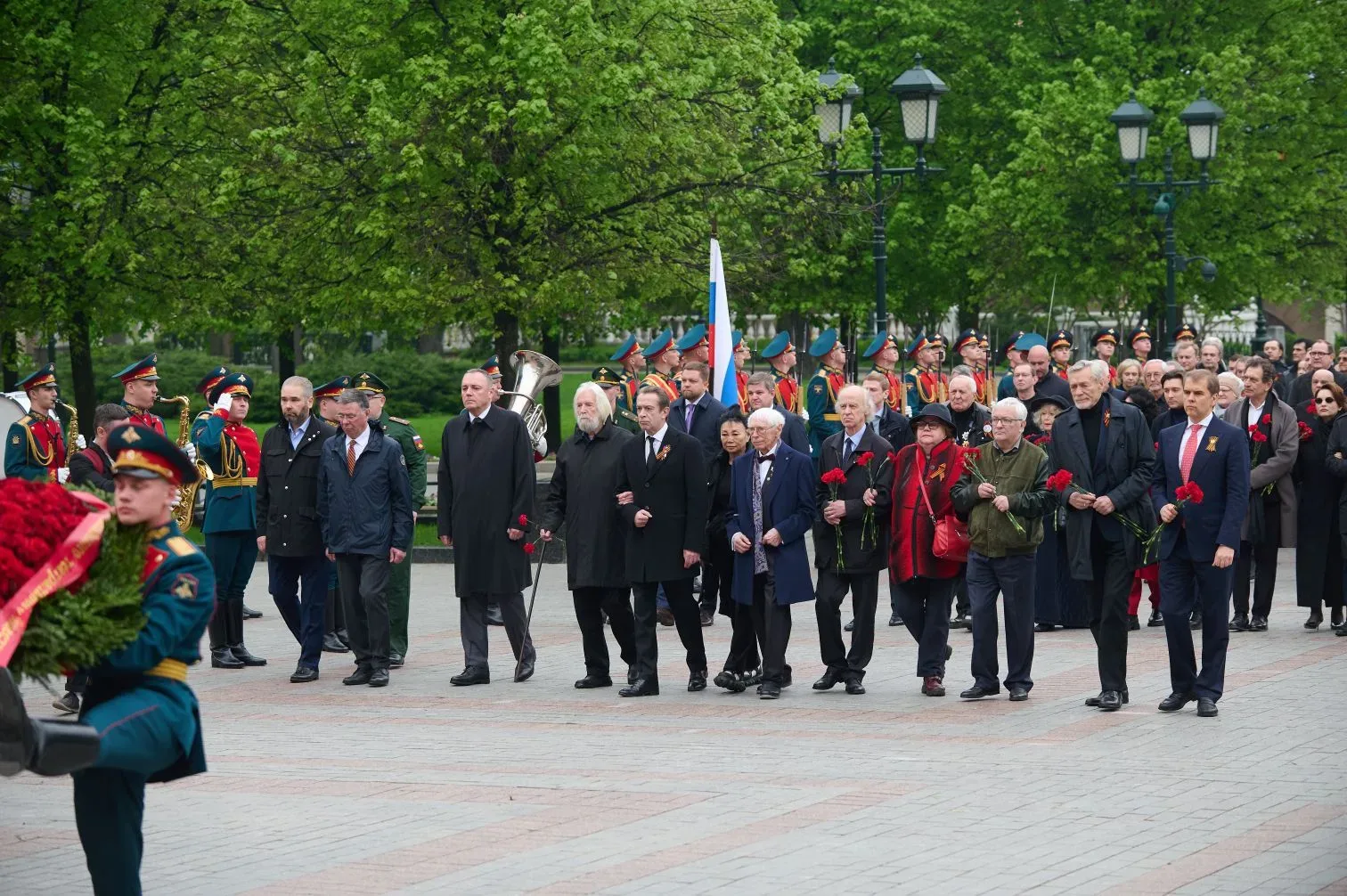 Сегодня днем принял участие в церемонии возложения цветов к Могиле Неизвестного солдата. Эта традици