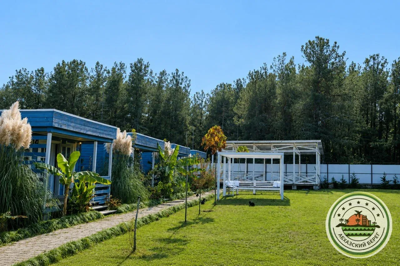 "КВАРЦ" домики  📍 Лдзаа, Лидзавское шоссе, 6А 🏖 5 минут до пляжа, сосновый 👥 размещение до 4 человек