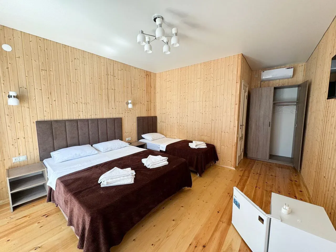 "АИША" отель с бассейнами  📍Алахадзы, Туманяна 26 🏖 до пляжа 10 минут пешком (800м) 👥 Размещение до 