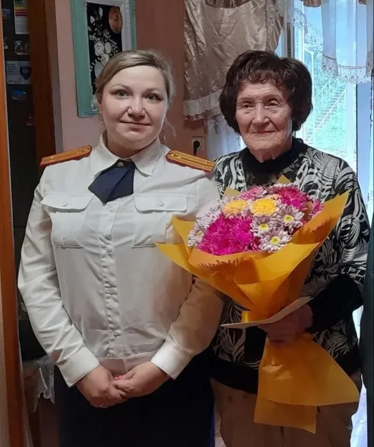 🎗️В Артеме офицеры СКР Приморья навестили двух ветеранов Великой Отечественной Войны   В преддверии 