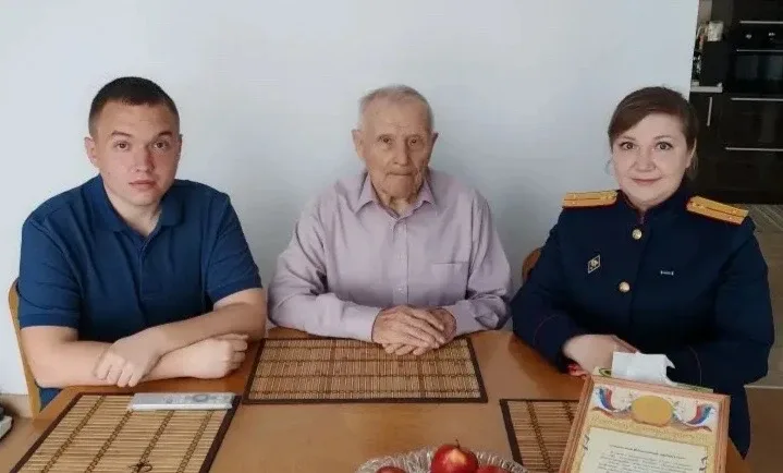 🎗️В Артеме офицеры СКР Приморья навестили двух ветеранов Великой Отечественной Войны   В преддверии 