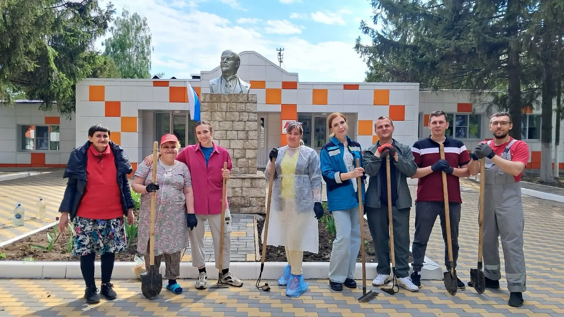 💥Сотрудники ООО «БИАКСПЛЕН» приняли участие в весеннем благоустройстве территории Курского дома соци