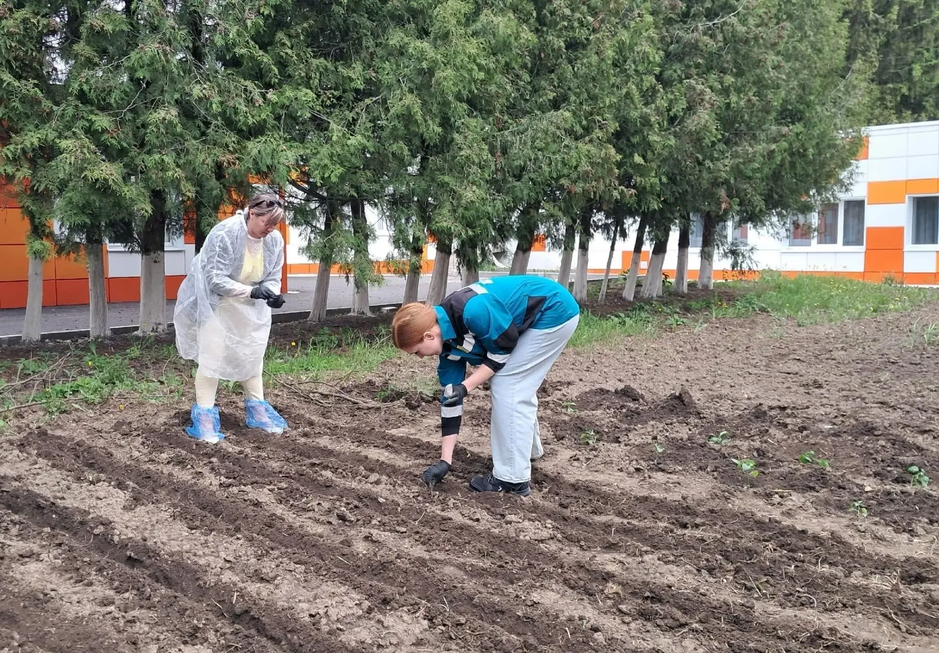 💥Сотрудники ООО «БИАКСПЛЕН» приняли участие в весеннем благоустройстве территории Курского дома соци