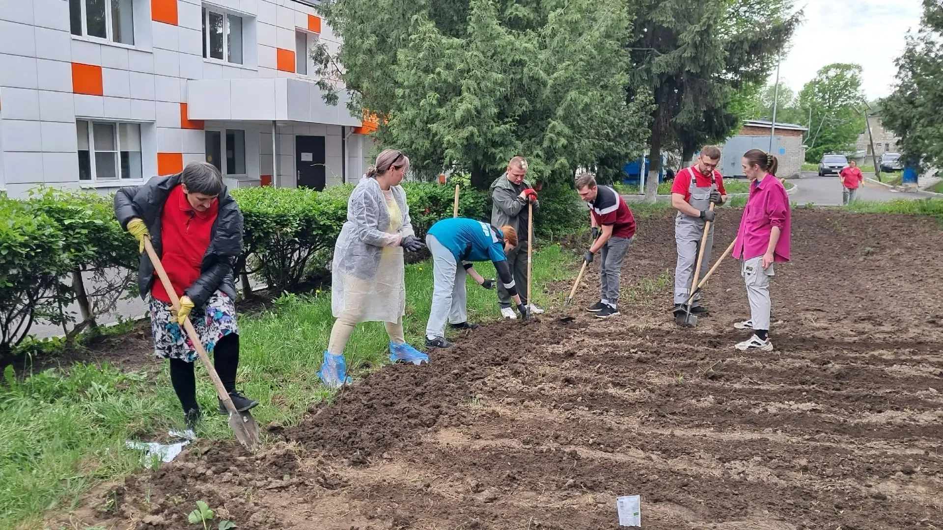 💥Сотрудники ООО «БИАКСПЛЕН» приняли участие в весеннем благоустройстве территории Курского дома соци