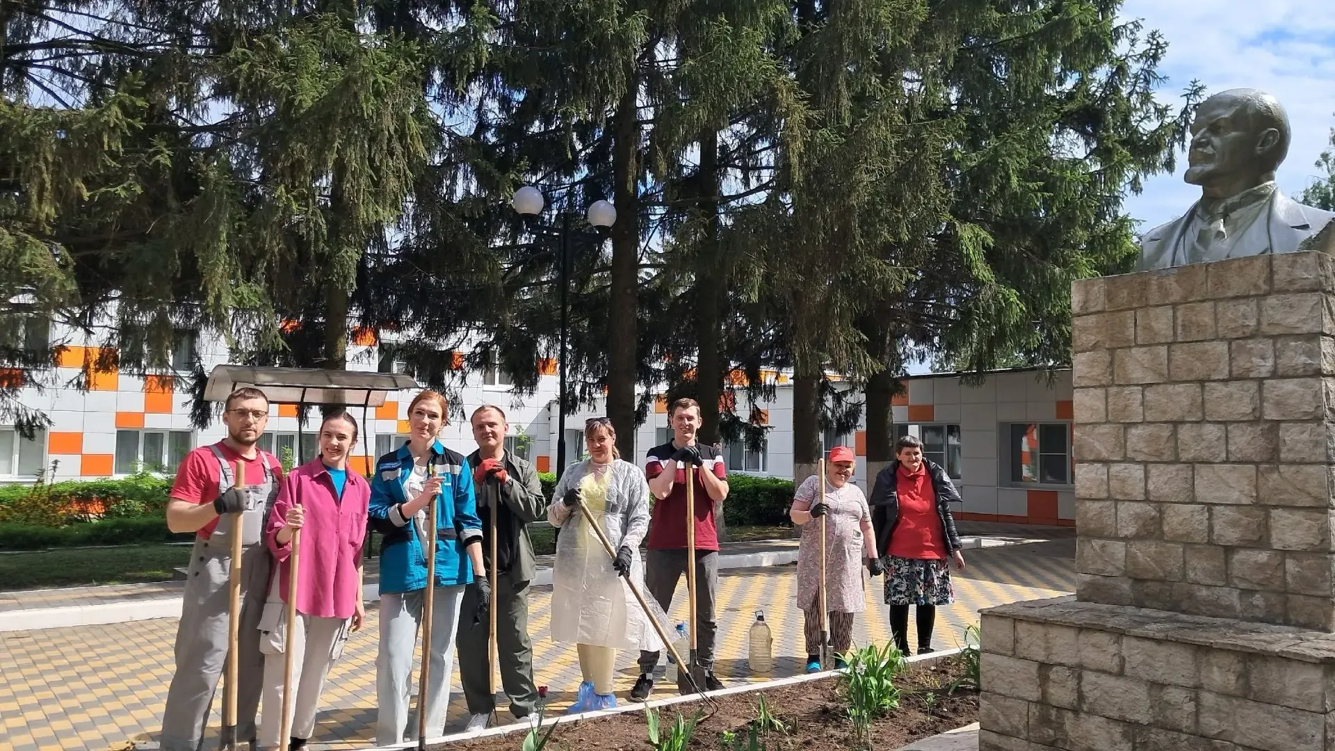 💥Сотрудники ООО «БИАКСПЛЕН» приняли участие в весеннем благоустройстве территории Курского дома соци