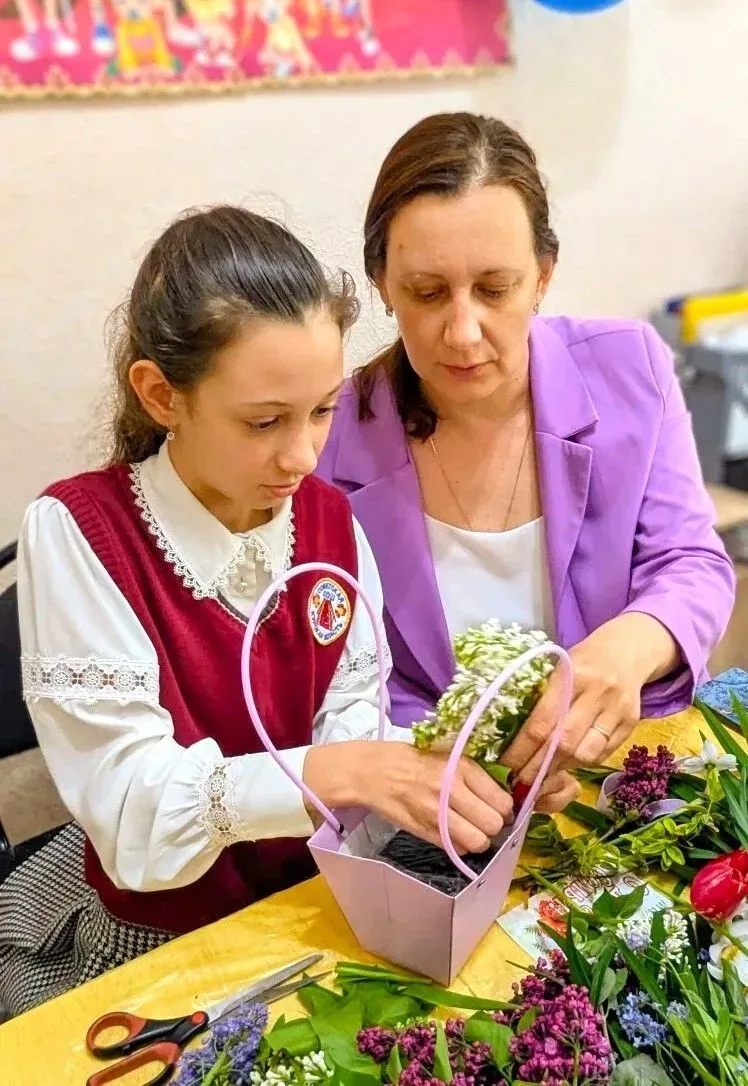 💐Увлекательный мастер-класс по созданию цветочных композиций  организовали сотрудники Черемисиновско