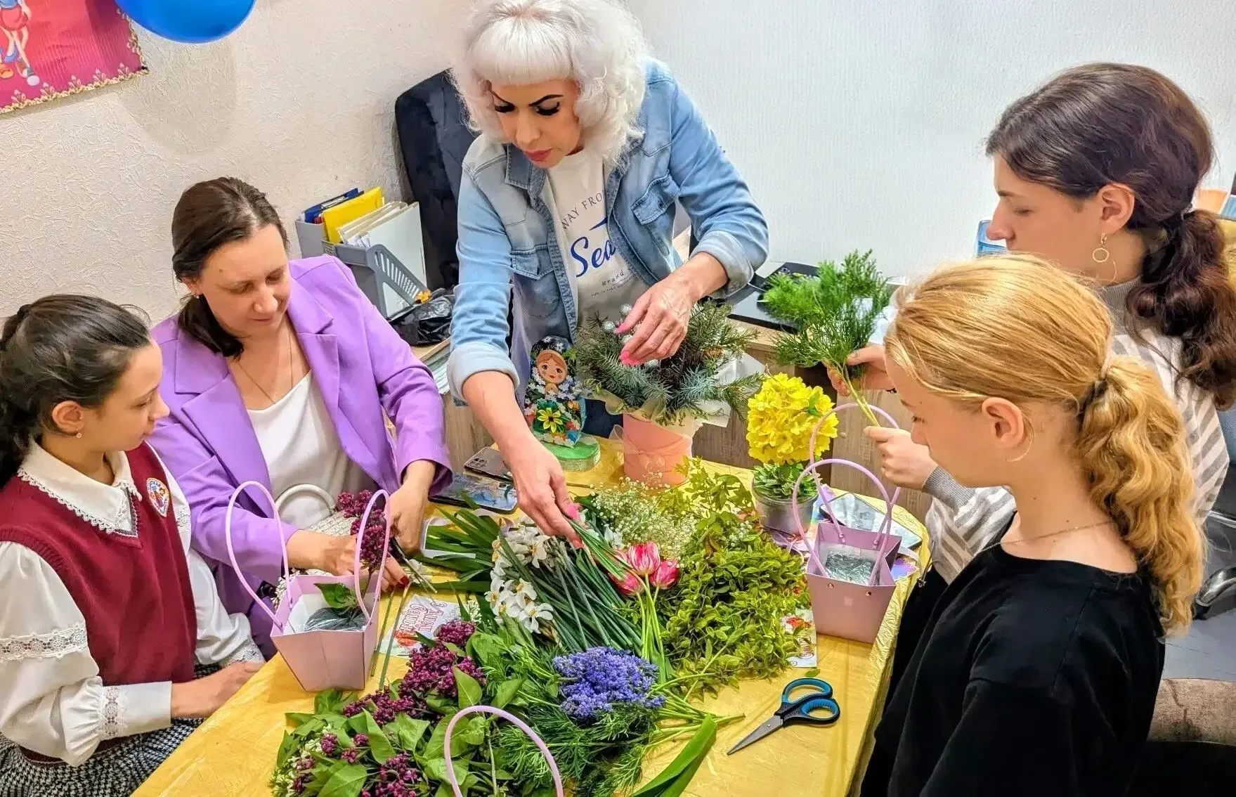 💐Увлекательный мастер-класс по созданию цветочных композиций  организовали сотрудники Черемисиновско