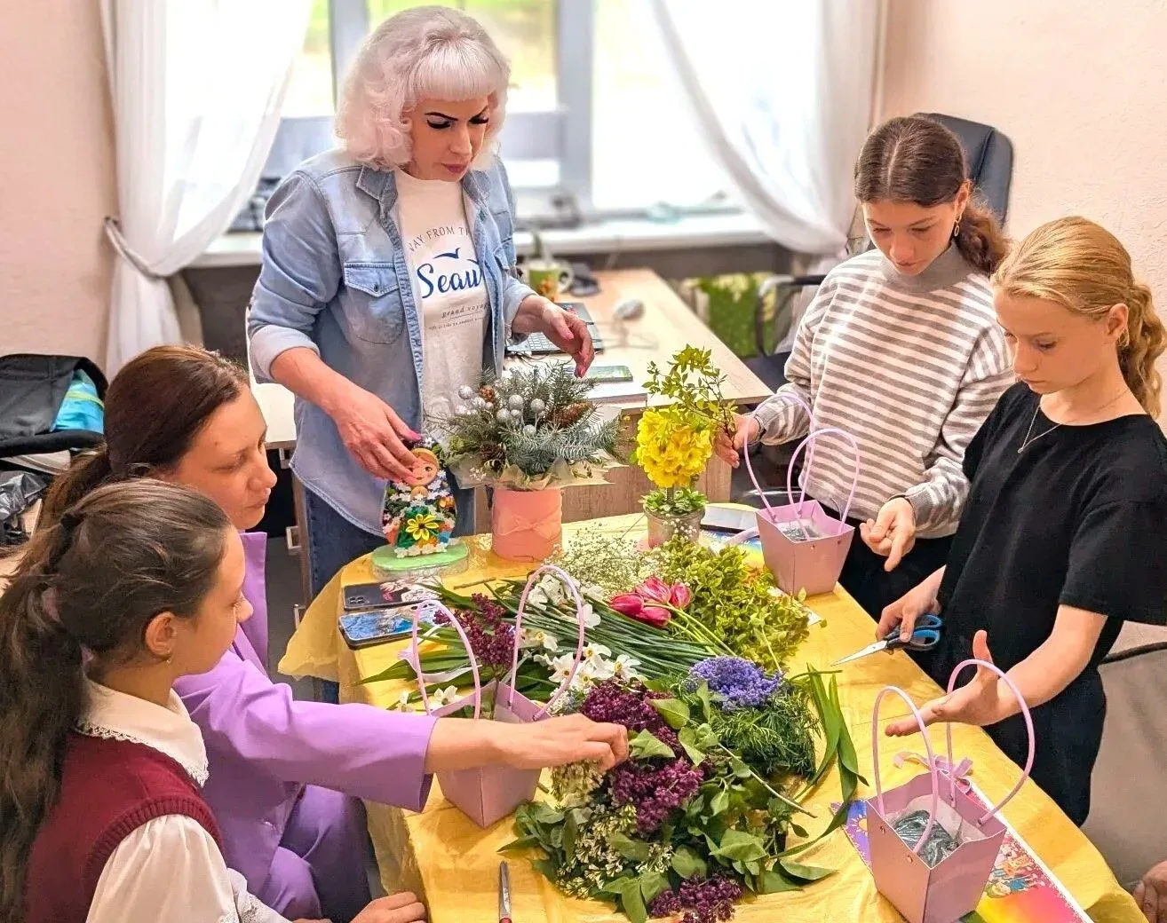 💐Увлекательный мастер-класс по созданию цветочных композиций  организовали сотрудники Черемисиновско