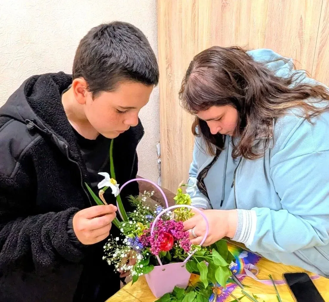 💐Увлекательный мастер-класс по созданию цветочных композиций  организовали сотрудники Черемисиновско