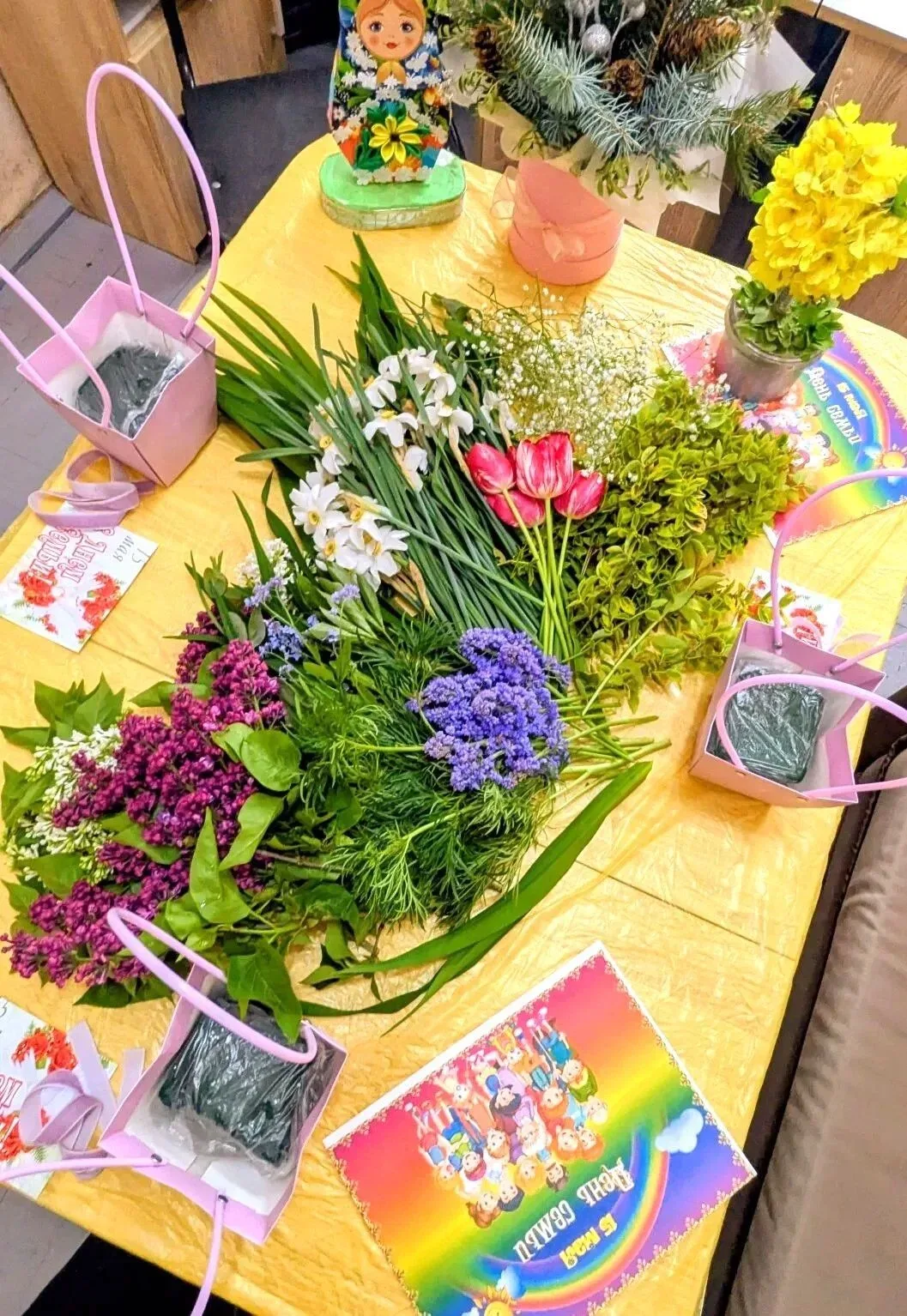 💐Увлекательный мастер-класс по созданию цветочных композиций  организовали сотрудники Черемисиновско