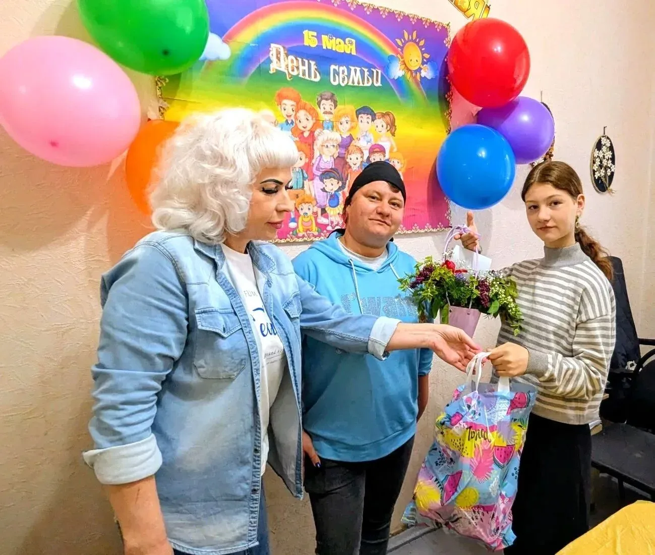💐Увлекательный мастер-класс по созданию цветочных композиций  организовали сотрудники Черемисиновско