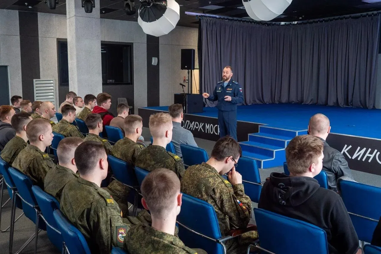 В Кинопарке «Москино» оживает история: патриотическое мероприятие для студентов МАДИ 🎬🇷🇺  Студенты М