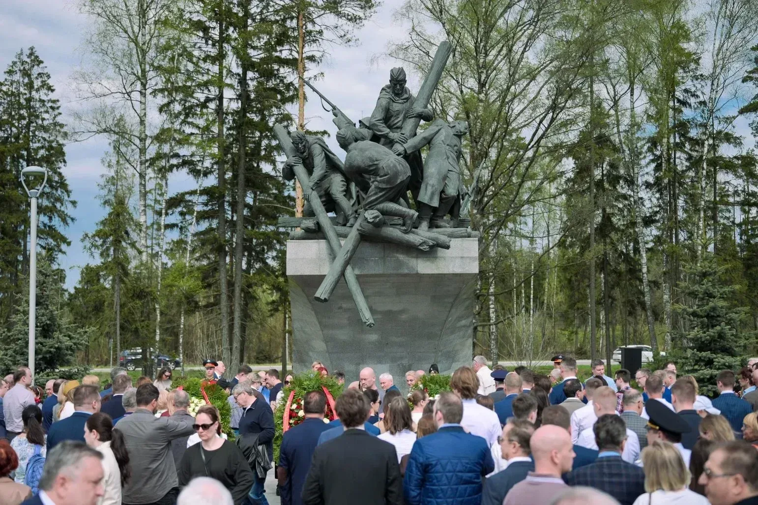 МАДИ принял участие в памятной церемонии у мемориала воинам-дорожникам на трассе М-1 «Беларусь»  На 