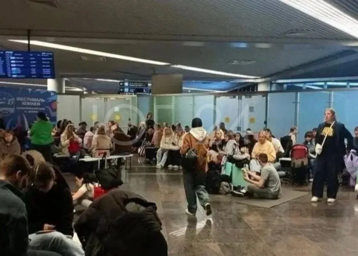 ‼️ В аэропорту Сочи пассажирам начали раздавать коврики и матрасы  Все из-за задержек с планом «Ковё
