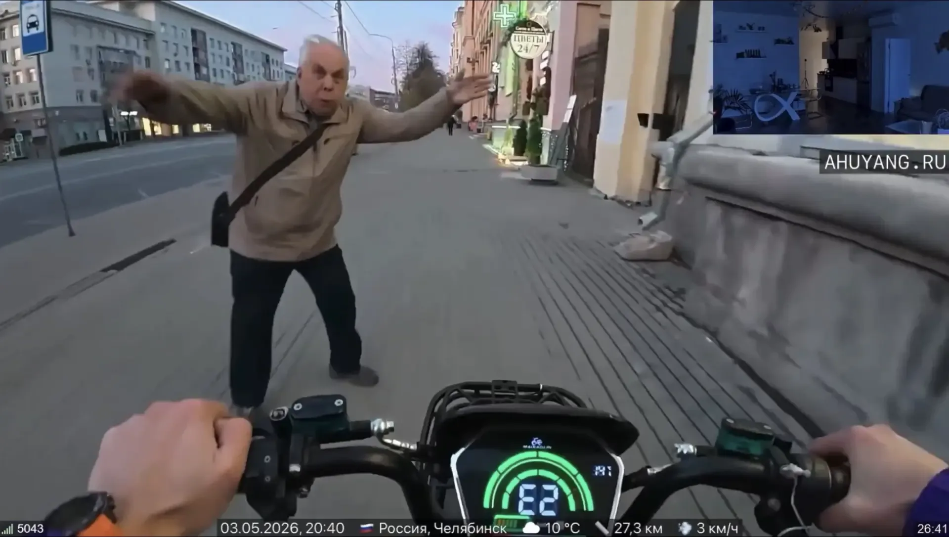 КОНФЛИКТ В ЧЕЛЯБИНСКЕ: ПОЖИЛОЙ МУЖЧИНА НАПАЛ НА ВЕЛОСИПЕДИСТА НА ТРОТУАРЕ  Неадекватный дед на ровно